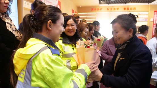 与会领导为参会妇女送上节日祝福。祖力皮卡尔·吐尔地 摄


