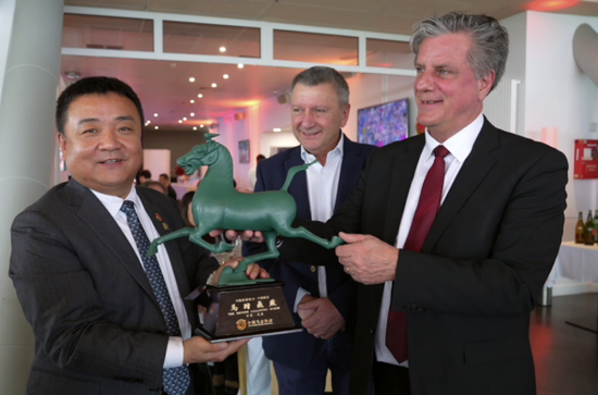 2月22日，由中国马业协会和法国速步马协会共同举办的“中国春节赛马日”在巴黎万森赛马场盛大举行。活动现场，中国马业协会秘书长岳高峰向法国马业界代表赠送了富有中国特色的礼物“马踏飞燕”，传递新春祝福，共叙中法友谊。