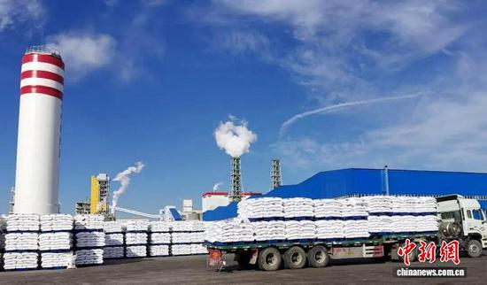 在新疆一企业货场，尿素产品正在装车外销。王晓燕 摄