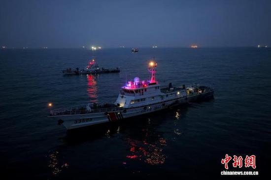 图为舰艇编队展开夜间训练。（天津海警局供图）