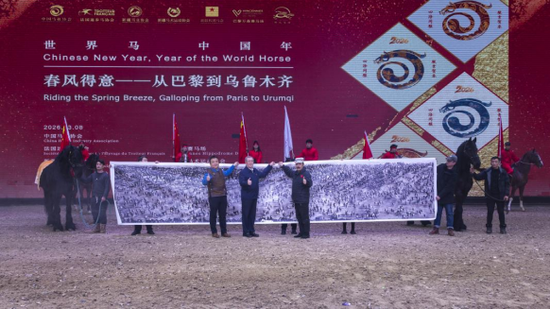 3月8日活动现场，中国马业协会名誉会长哈尼巴提·沙布开、秘书长岳高峰，代表“全球马业贺岁交响”活动主办方，与野马集团董事长陈志峰先生互赠礼物。