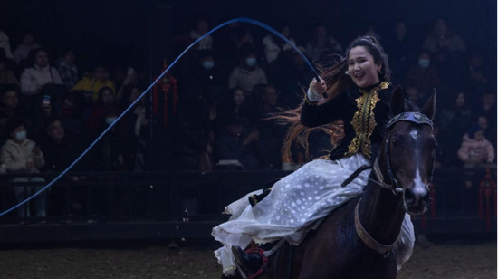 野马集团汗血马基地的骑手展示民族传统马上项目“姑娘追”e