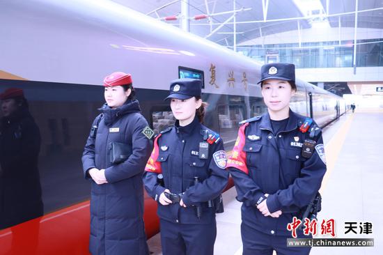 图为北京铁路公安局天津公安处乘警支队乘警正在列车旁立岗。（北京铁路公安局天津公安处供图）