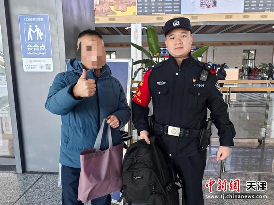 图为北京铁路公安局天津公安处沧州站派出所民警通过多方面工作，终于在安检处找到了旅客王先生遗失的背包，获得了王先生的真诚点赞。（北京铁路公安局天津公安处供图）