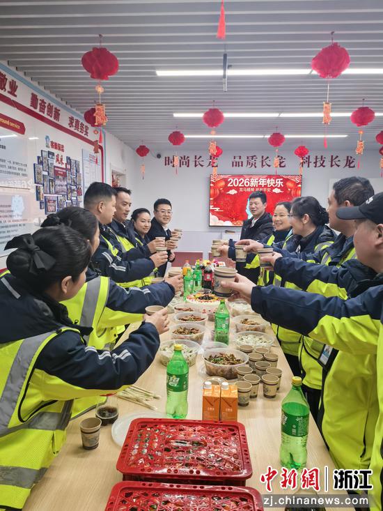 长龙航空为员工精心筹备丰盛年夜饭。长龙航空供图