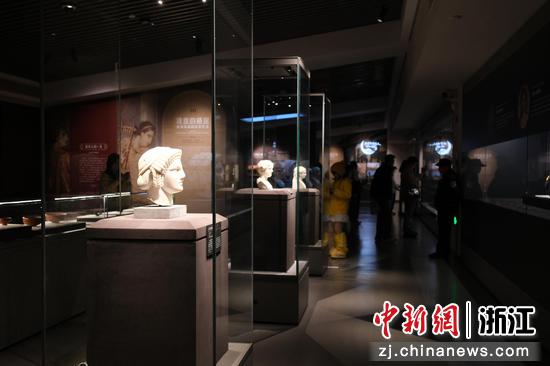 2月7日，游人在展览现场参观。曹丹&nbsp;摄