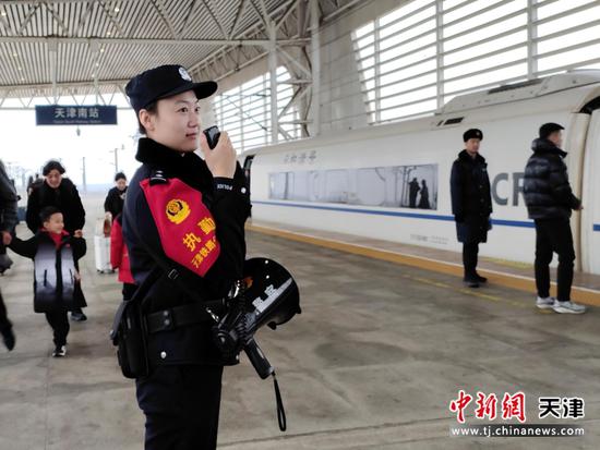图为北京铁路公安局天津公安处天津南站派出所民警王欣影正在站台执勤，守护旅客平安上下车。（北京铁路公安局天津公安处供图）