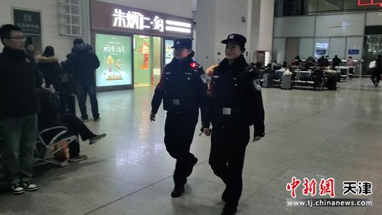 图为北京铁路公安局天津公安处天津南站派出所民警郑剑和王欣影正在站区内开展巡视工作。（北京铁路公安局天津公安处供图）