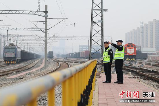 图为北京铁路公安局天津公安处沧州站派出所线路民警在巡视线路，排查安全隐患。（北京铁路公安局天津公安处供图）