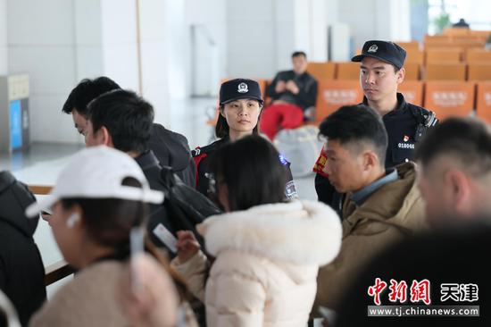 图为北京铁路公安局天津公安处沧州站派出所执勤民警在候车室巡逻巡视，组织旅客有序乘降列车。（北京铁路公安局天津公安处供图）