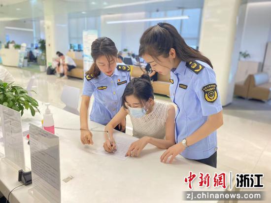 市场监管局工作人员为企业提供服务。&nbsp;拱墅区市场监管局&nbsp;供图