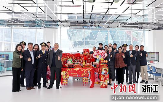 长龙航空公司领导分多路慰问一线员工。&nbsp;长龙航空供图