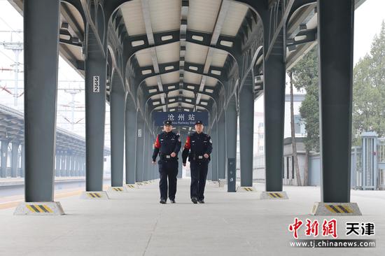 图为北京铁路公安局天津公安处沧州站派出所执勤民警在站台上巡逻巡视，保证旅客出行安全。（北京铁路公安局天津公安处供图）