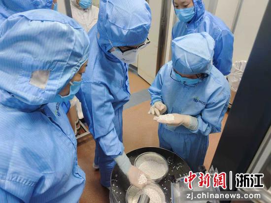 技术人员观察研发产品的试制情况。杭州康恩贝&nbsp;供图