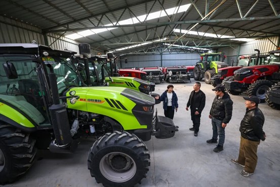 2026年3月6日，博乐市苏博物流园内，博乐市沃浩农机商贸有限公司员工（左）向农户介绍农机。于苏甫·艾尼 摄