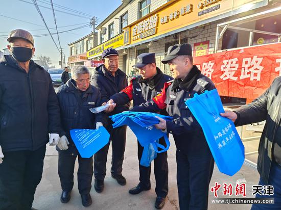 图为北京铁路公安局天津公安处沧州站派出所民警到铁路沿线村镇开展爱路护路宣传，向群众普及法律常识，拉近警民距离。（北京铁路公安局天津公安处供图）