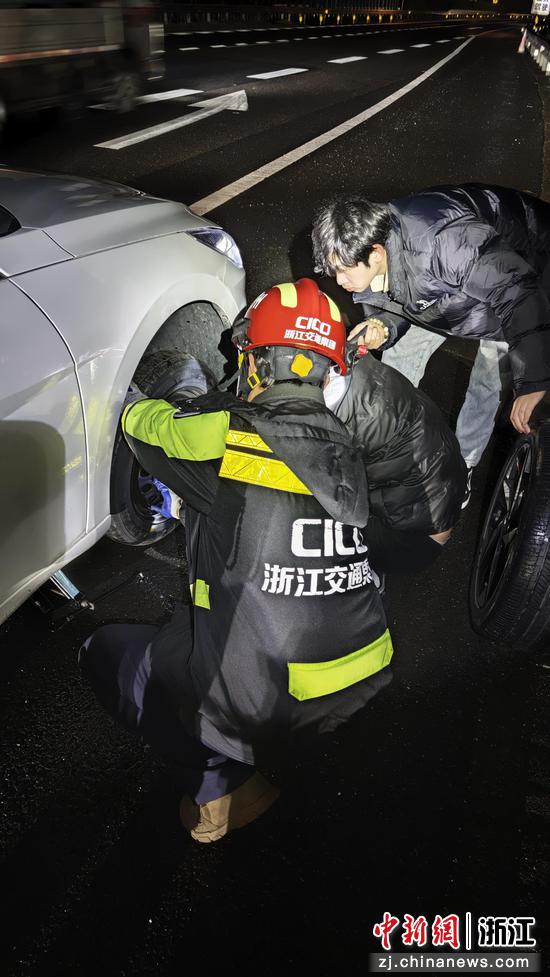方坚志(左一)排查故障车辆。 浙江交通集团高速公路台州管理中心 供图 方坚志(左一)排查故障车辆。 浙江交通集团高速公路台州管理中心 供图