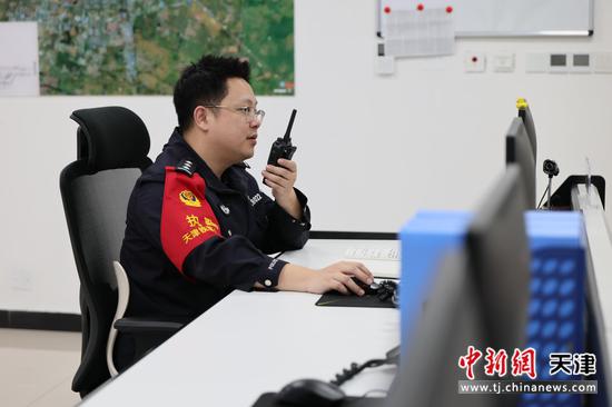 图为北京铁路公安局天津公安处沧州站派出所指挥室民警正在指挥调度一线执勤民警。（北京铁路公安局天津公安处供图）