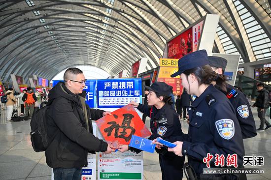 图为北京铁路公安局天津西站派出所傅芮芮带领徒弟向旅客开展发展宣传。（北京铁路公安局天津公安处供图）