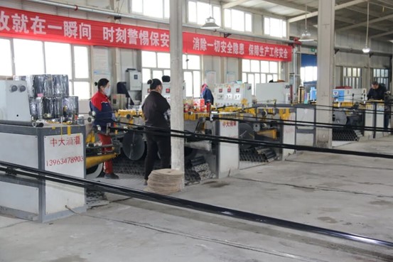 2月21日，温泉县久盛农业科技发展有限公司生产车间一派繁忙，工人们全力以赴赶制订单，以实干筑牢农业节水保灌“供给线”。陈亿文 摄