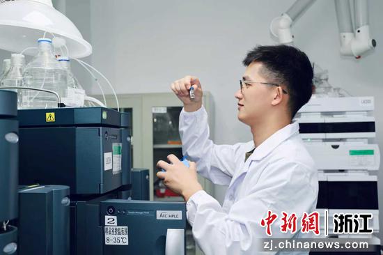 实验室工作人员查看进样瓶。杭州康恩贝&nbsp;供图