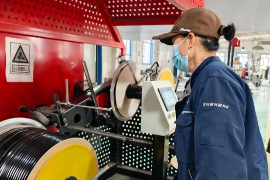 3月5日，博乐市红泉质嘉塑料制品有限公司生产车间机器轰鸣，生产线全速运转，贴片式滴灌带、地膜等春耕农资有序下线、打包，企业开足马力赶制订单，全力保障春季农业生产。库来西 摄