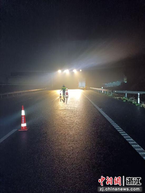 方坚志布设安全控制区。 浙江交通集团高速公路台州管理中心 供图 方坚志布设安全控制区。 浙江交通集团高速公路台州管理中心 供图