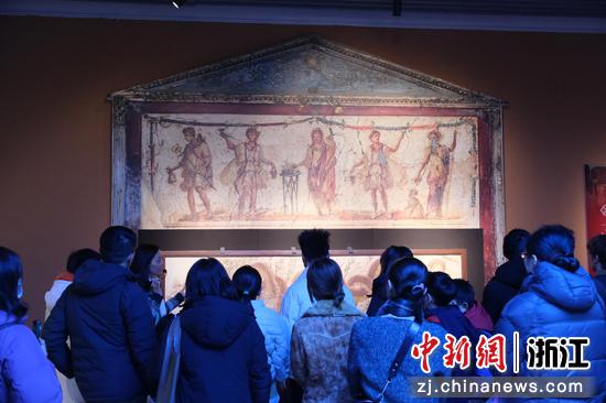 2月7日，游人在展厅内大型壁画前驻足。曹丹&nbsp;摄