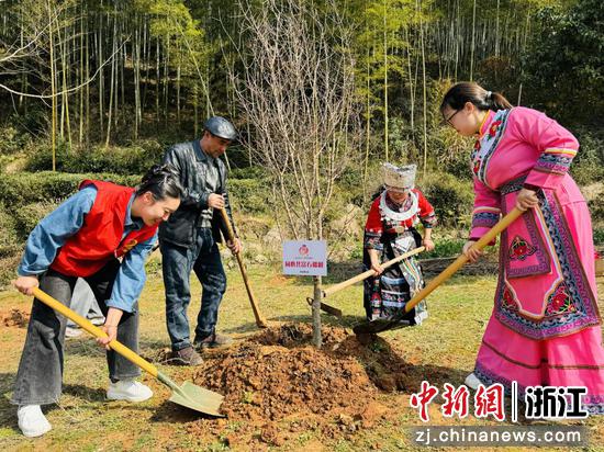民族同胞现场一起种下“同心林”。煤山镇供图