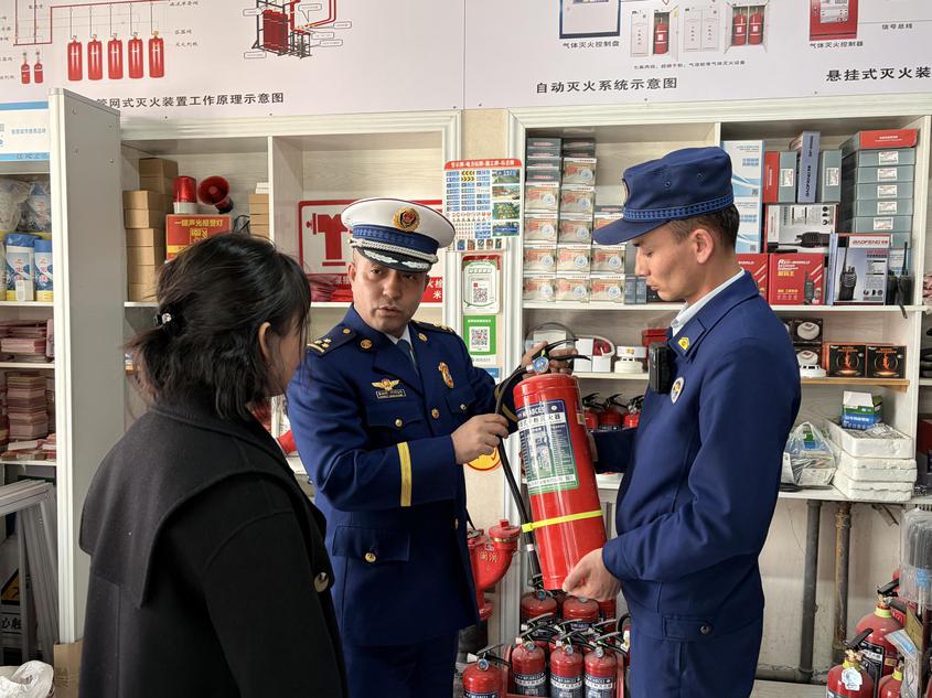 新疆温宿：“检查+科普”严把消防产品质量关