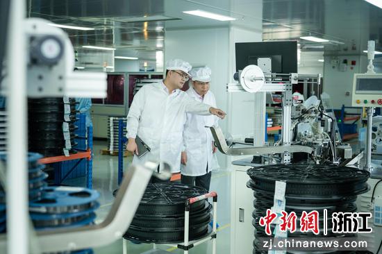 农行温州乐清支行客户经理上门为科技企业提供金融服务。&nbsp;农行温州分行&nbsp;供图