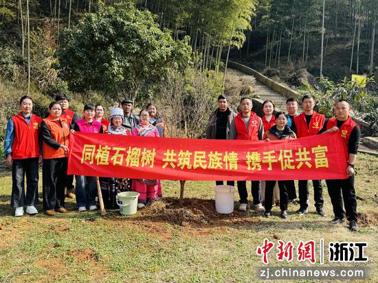 各族同胞现场一起合影。煤山镇供图