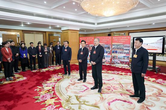 3月11日,李邑飞、张雨浦、白尚成、王和山在宁夏代表团驻地看望参加全国两会新闻宣传报道的媒体记者和随团工作人员