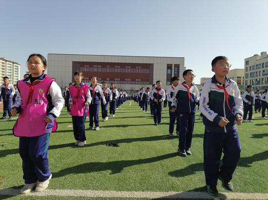 银川市第四十一中学生跳啦啦操。