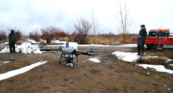 察布查尔县：植保无人机“借雨”施肥为冬小麦“加餐”