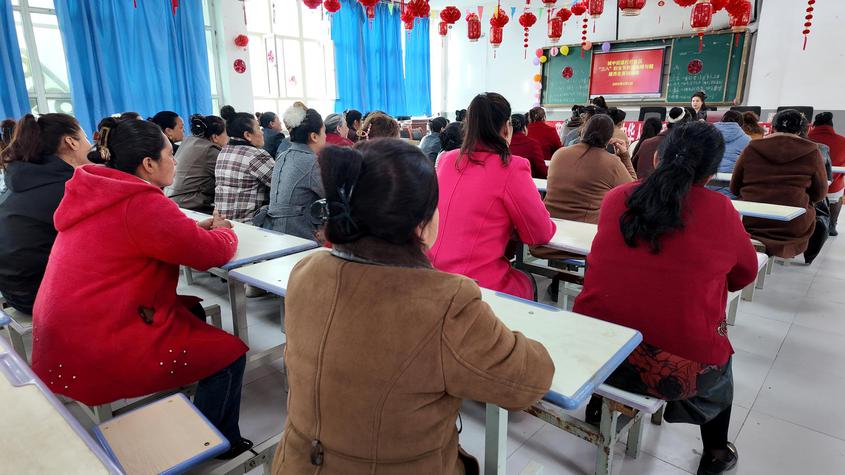 莎车县：多部门联合送服务 暖心护航务工人员