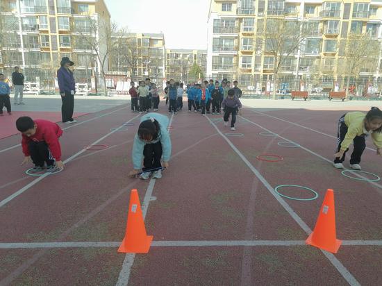 西夏区实验小学学生进行套圈接力。