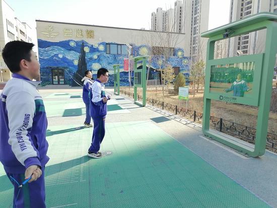 银川市四十一中学生在智慧体育设备区跳绳。