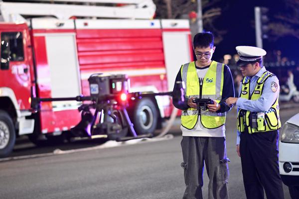 网络工程师与交警借助5G网联无人机查看交通路况。苏珩 摄 网络工程师与交警借助5G网联无人机查看交通路况。苏珩 摄
