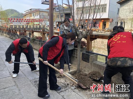 义务植树活动现场。双峰乡 供图 义务植树活动现场。双峰乡 供图
