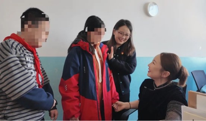 姐妹俩和高年级段的孩子谈心。