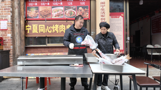 宁夏政府驻福建办事处为杨正银夫妇在景区协调的摊位。