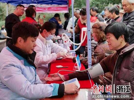 西湖区民生药事服务站在开展“药事服务进社区”活动。 林剑敏 摄 西湖区民生药事服务站在开展“药事服务进社区”活动。 林剑敏 摄