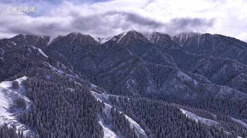 新疆：航拍博格达雪峰