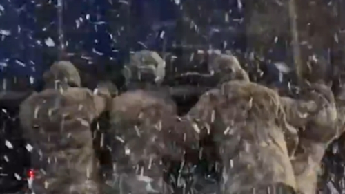 乌鲁木齐暴雪阻通行 部队官兵紧急驰援