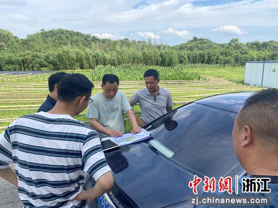 王卫民(中)在田间地头。安吉县委宣传部供图 王卫民(中)在田间地头。安吉县委宣传部供图