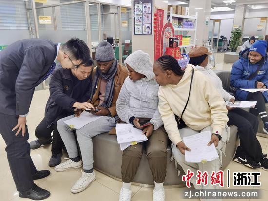 农行工作人员为外籍人士提供暖心服务。&nbsp;农行温州分行&nbsp;供图