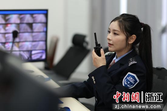 林晓霞在监控屏幕前巡查。 浙江交通集团高速公路丽水管理中心 供图 林晓霞在监控屏幕前巡查。 浙江交通集团高速公路丽水管理中心 供图