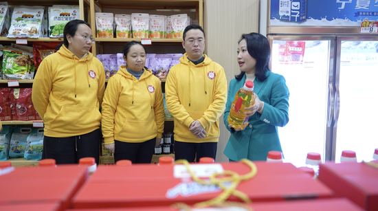 苏丽云给员工讲解如何介绍宁夏农特产品。