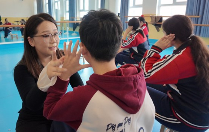 欧尔琴教孩子们发音练习。

